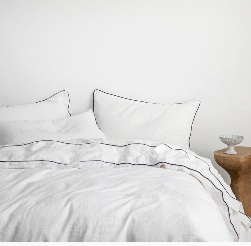 Cultiver Piped Linen Duvet Cover Set - White and Navy